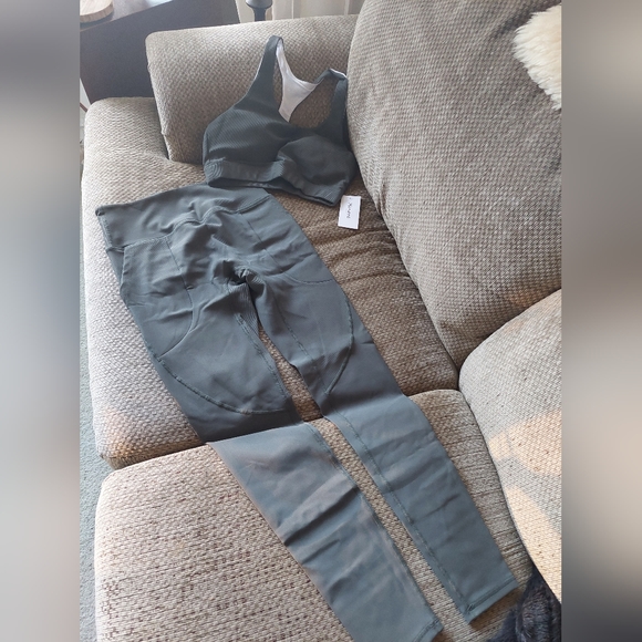 Amazon workout set - Picture 2 of 3